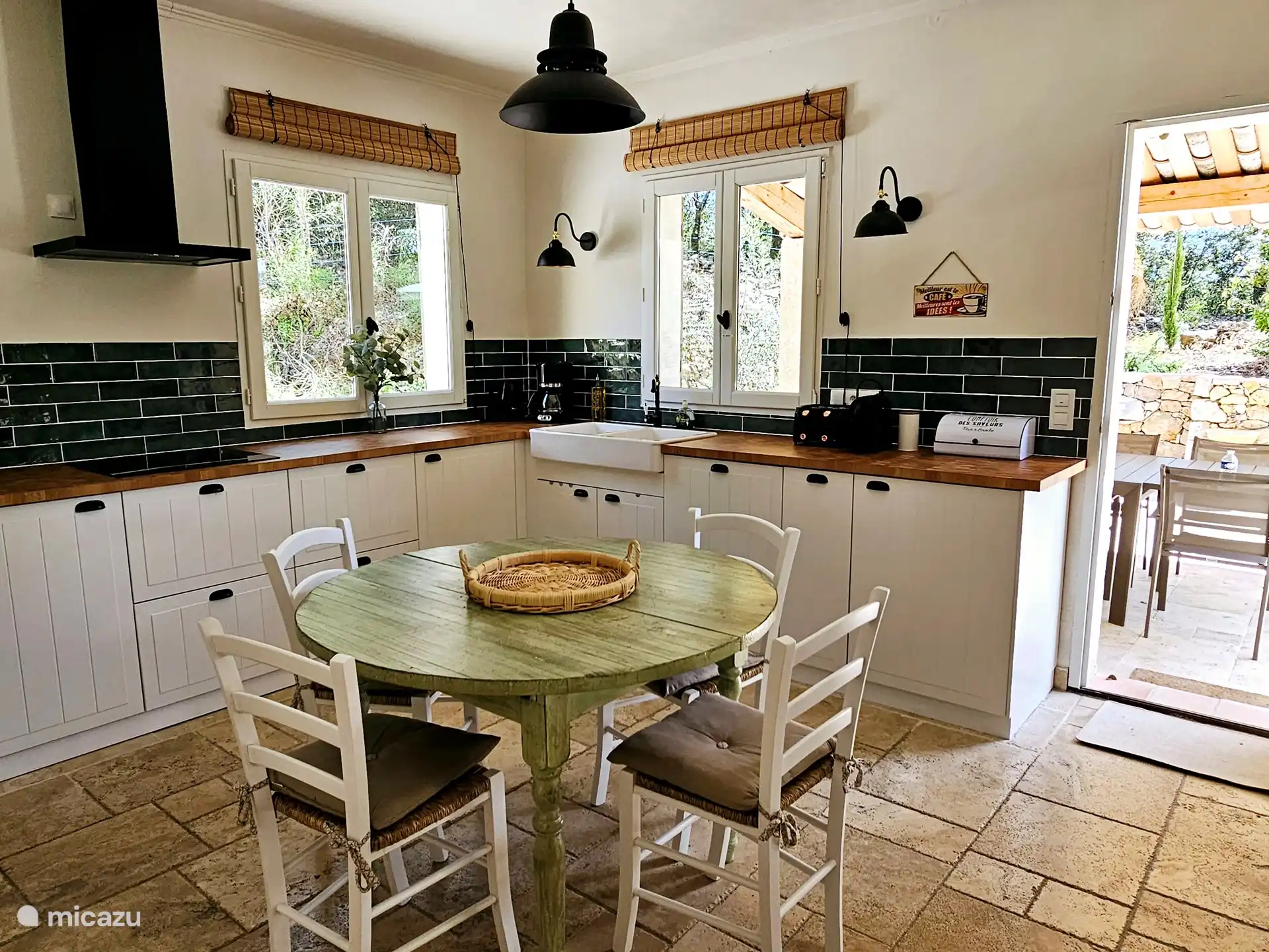 Modern ausgestattete Küche