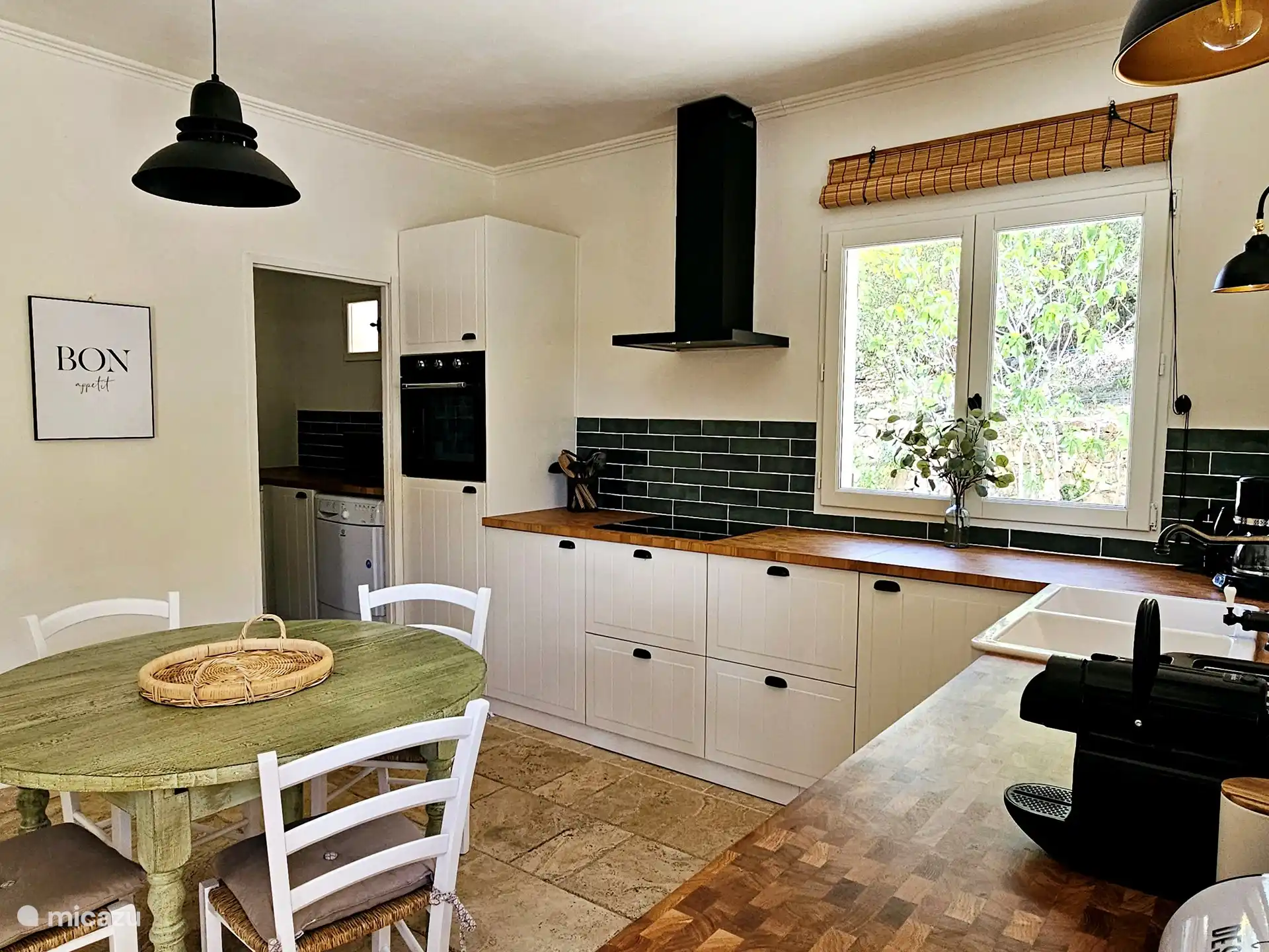 Modern ausgestattete Küche