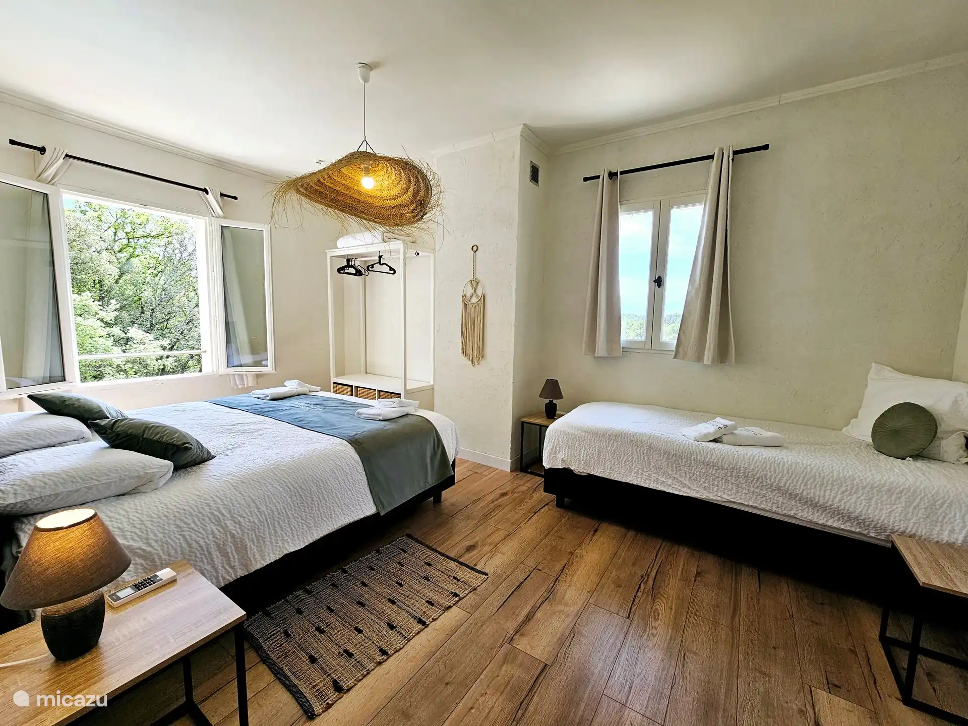 Dreibettzimmer mit 180x200 Boxspringbett und 90x200 Boxspringbett