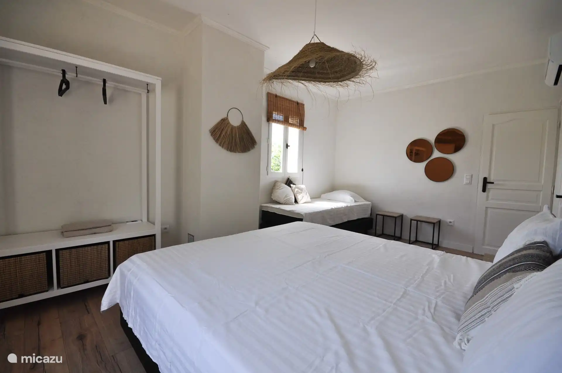 Dreibettzimmer mit 180x200 Boxspringbett und 90x200 Boxspringbett