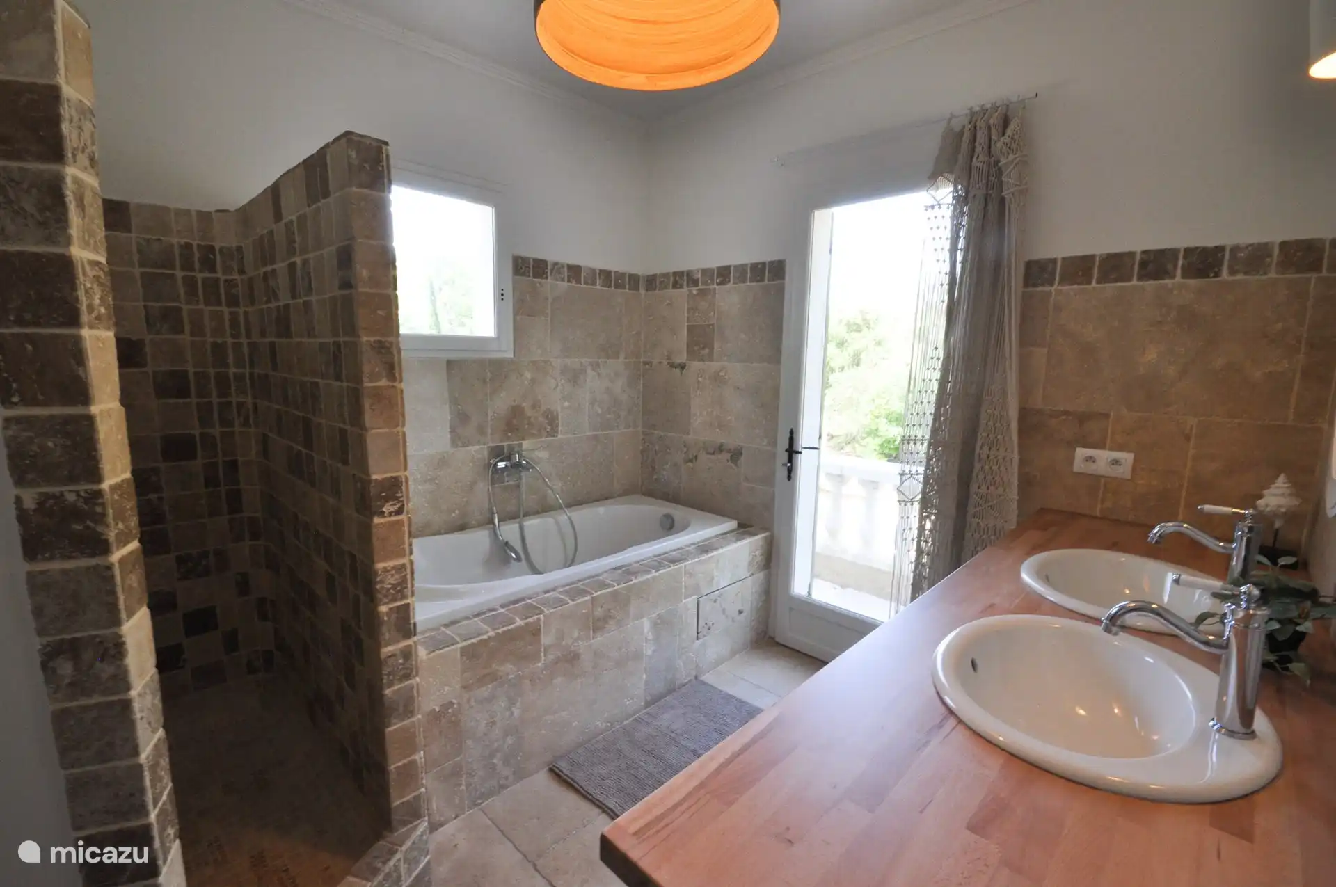 Geräumiges Badezimmer neben dem Hauptschlafzimmer mit WC, Dusche, Badewanne und 2 Waschbecken