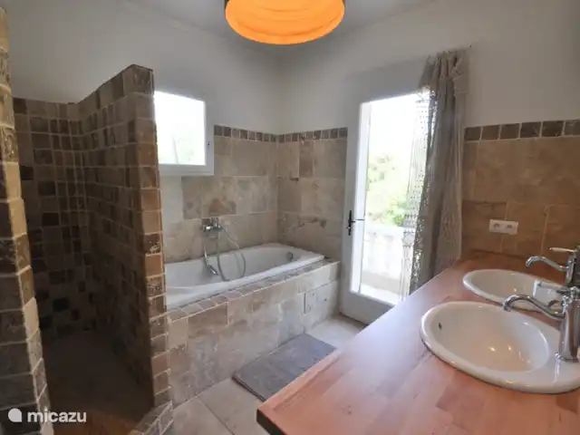 Villa Ciel Bleu | France, Var, Flayosc - villa Salle de bain spacieuse à côté de la chambre principale avec toilettes, douche, baignoire et 2 lavabos