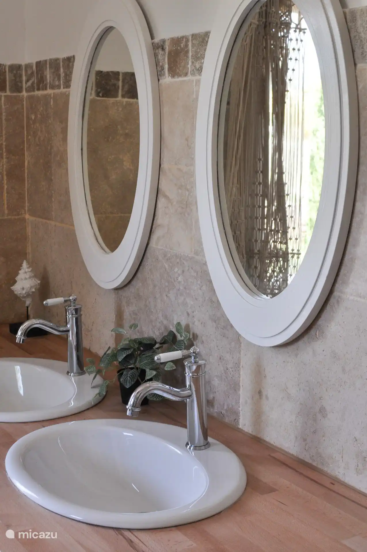 Geräumiges Badezimmer neben dem Hauptschlafzimmer mit WC, Dusche, Badewanne und 2 Waschbecken