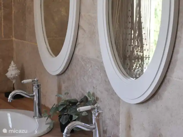 Villa Ciel Bleu | France, Var, Flayosc - villa Salle de bain spacieuse à côté de la chambre principale avec toilettes, douche, baignoire et 2 lavabos