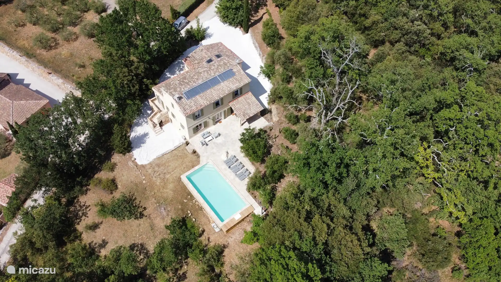 Drohnenbild der Villa Ciel Bleu in grüner Umgebung