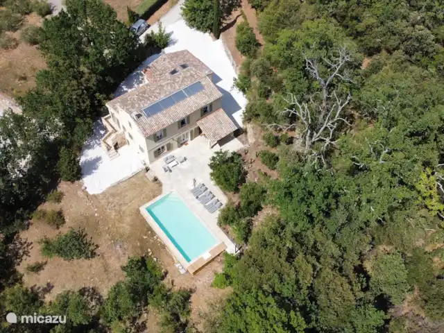 Villa Ciel Bleu | France, Var, Flayosc - villa Image drone de la Villa Ciel Bleu dans un cadre verdoyant