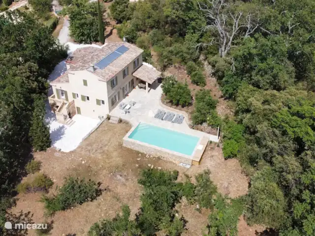 Villa Ciel Bleu | France, Var, Flayosc - villa Image drone de la Villa Ciel Bleu dans un cadre verdoyant