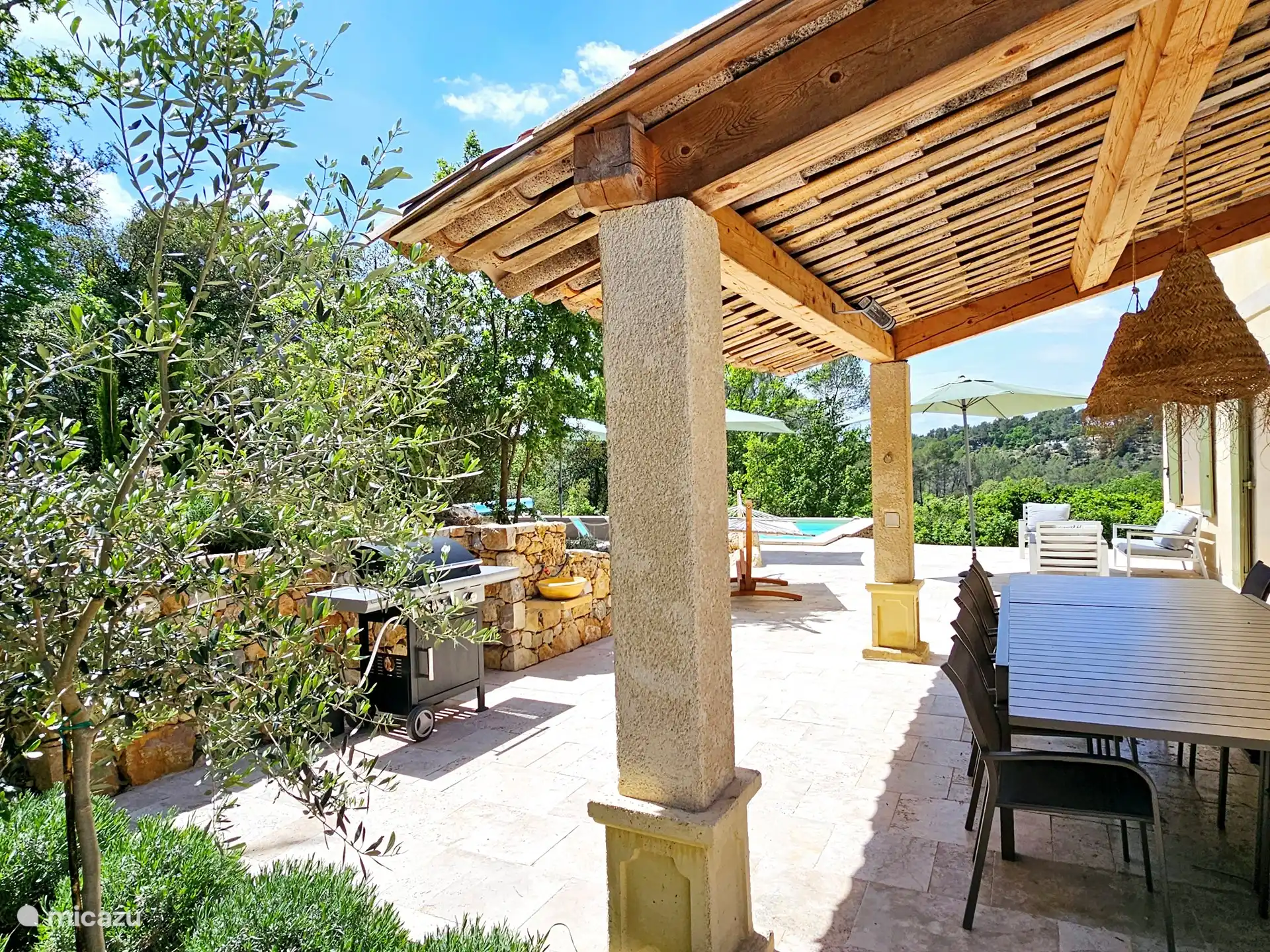 Geräumiger und überdachter Esstisch für 10 Personen 