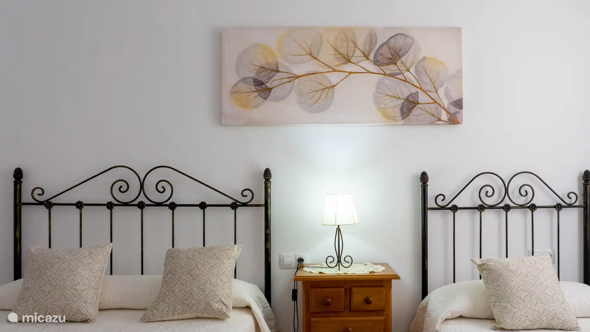 Geräumiges und helles Schlafzimmer mit Doppelbett und Einzelbett.