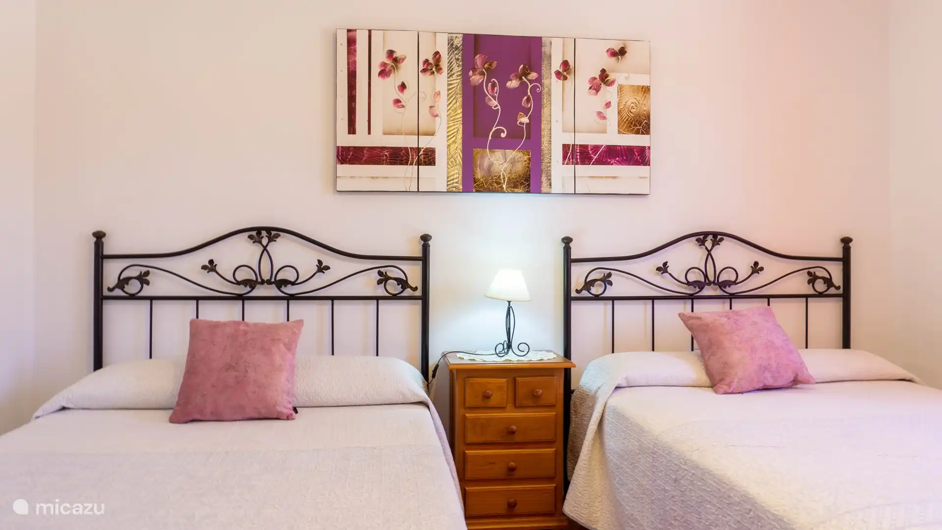 Schönes und geräumiges Schlafzimmer mit 2 Doppelbetten.