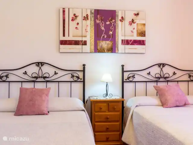 La Casita del Garrobo en España, Costa del Sol, Comares - casa rural / cabaña Hermoso y amplio dormitorio equipado con 2 camas de matrimonio.