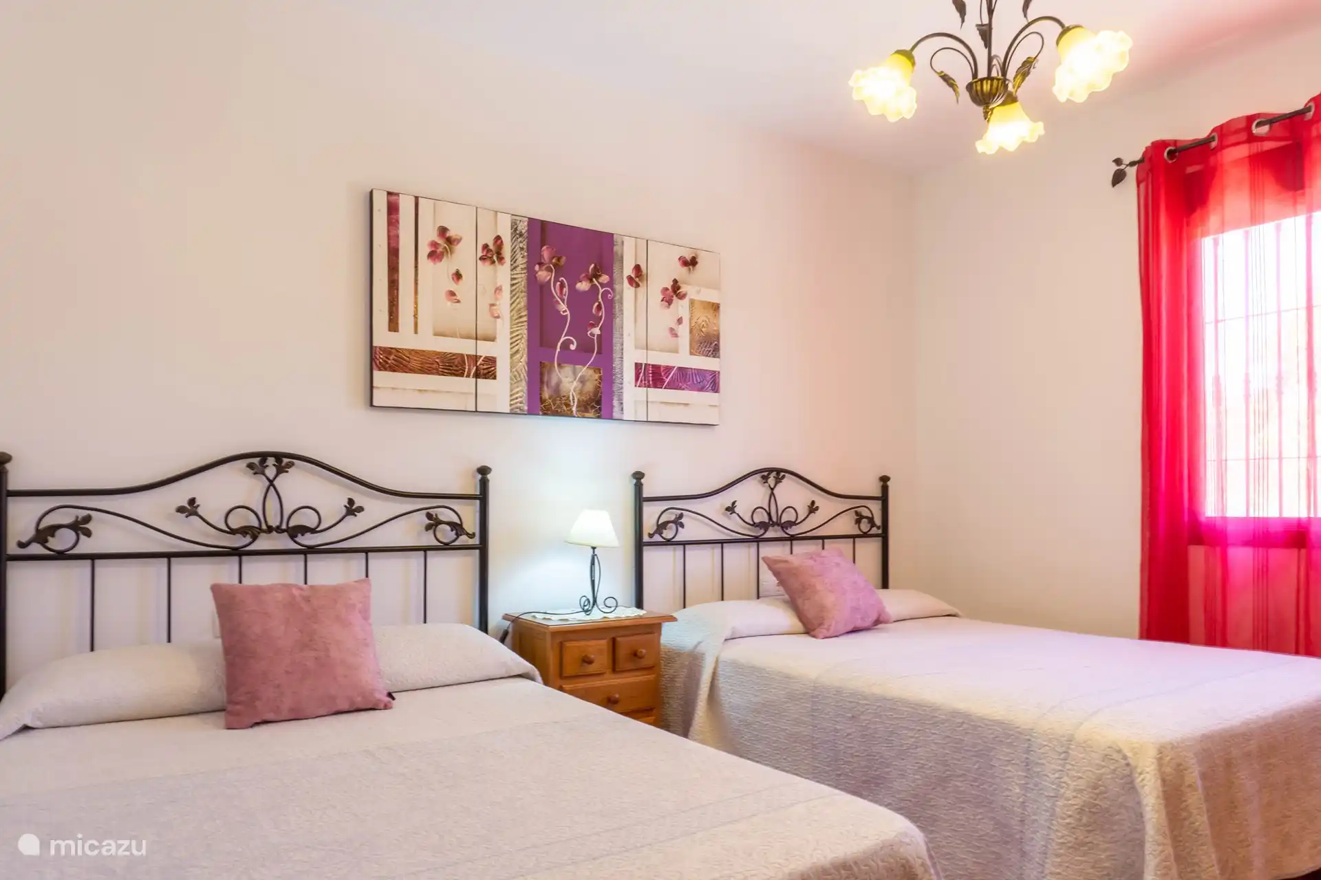 Schönes und geräumiges Schlafzimmer mit 2 Doppelbetten.