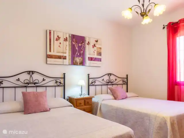 La Casita del Garrobo en España, Costa del Sol, Comares - casa rural / cabaña Hermoso y amplio dormitorio equipado con 2 camas de matrimonio.