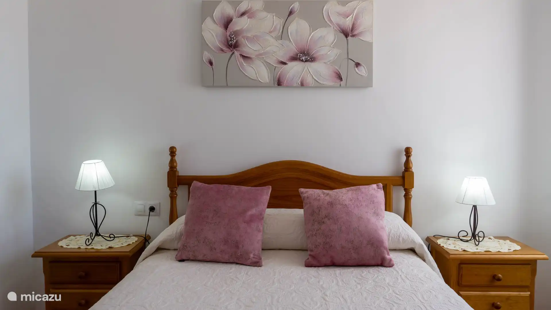 Helles Schlafzimmer mit einem Doppelbett.