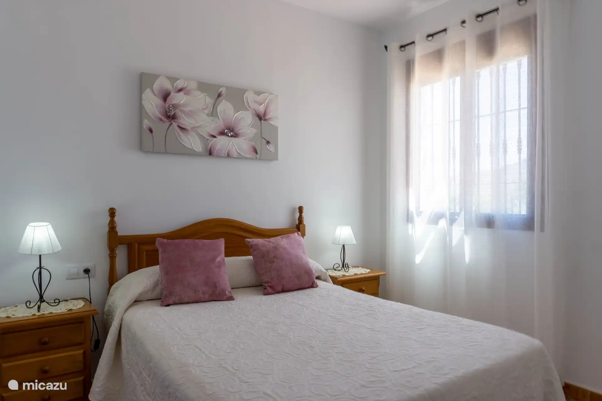 Helles Schlafzimmer mit einem Doppelbett.