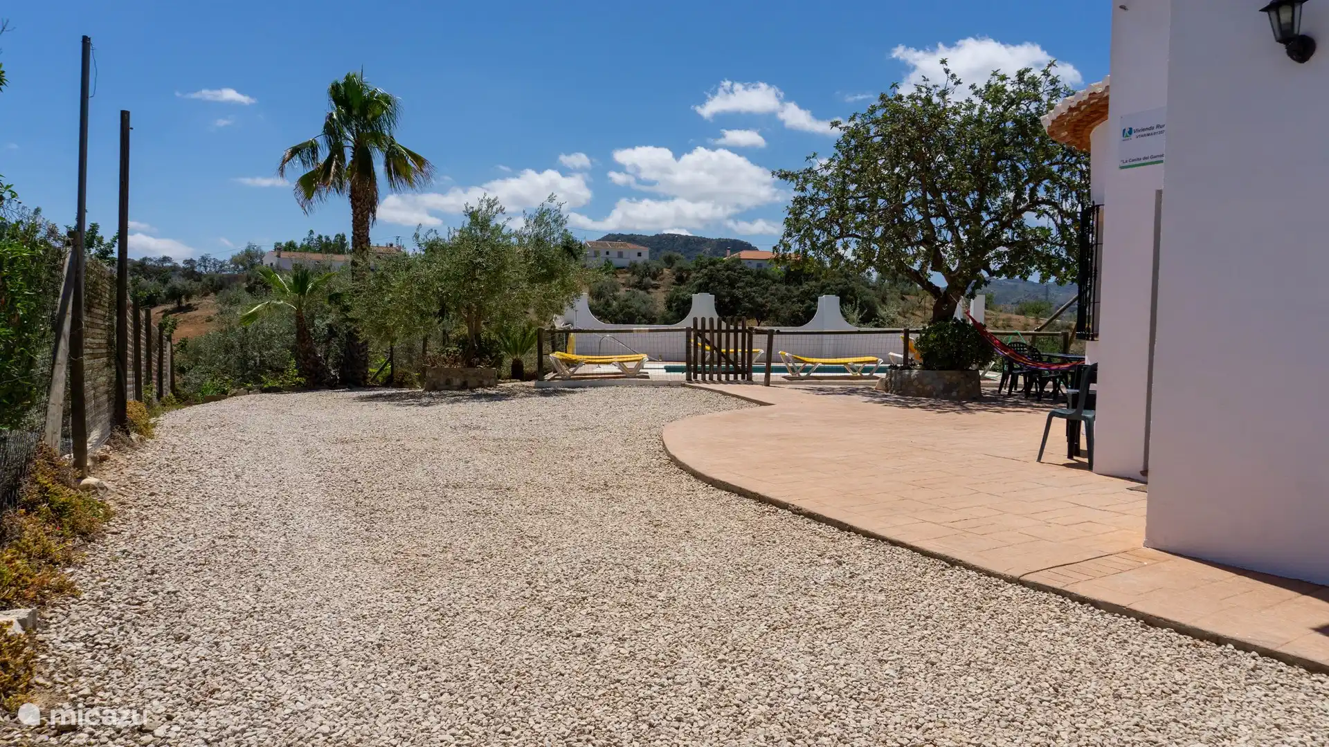 Eingang des Hauses mit großem Platz zum Parken von Fahrzeugen.