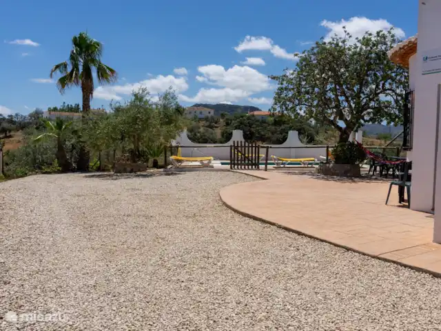 La Casita del Garrobo en España, Costa del Sol, Comares - casa rural / cabaña Entrada de la casa con una gran amplitud para estacionar los vehículos.