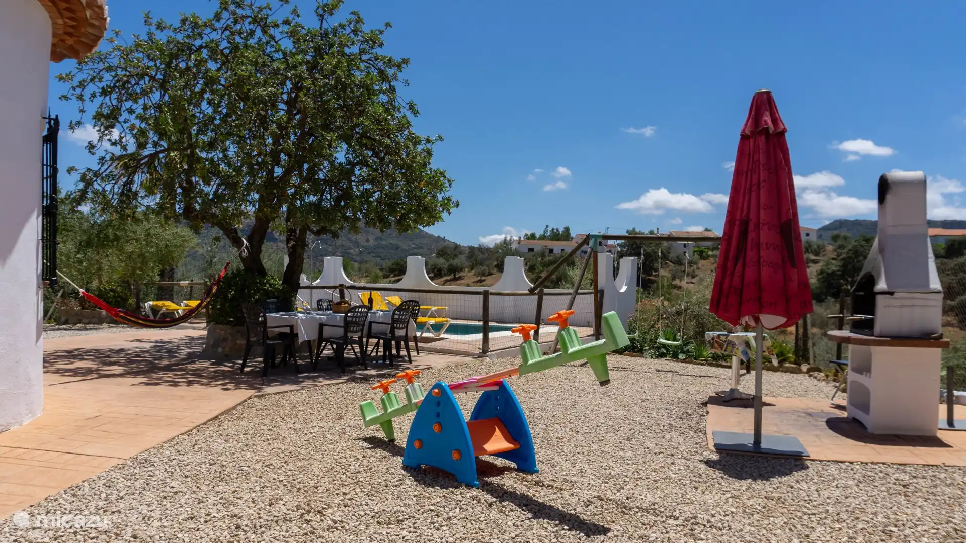 Große Terrasse für den Spaß der Kleinen neben dem Grill.