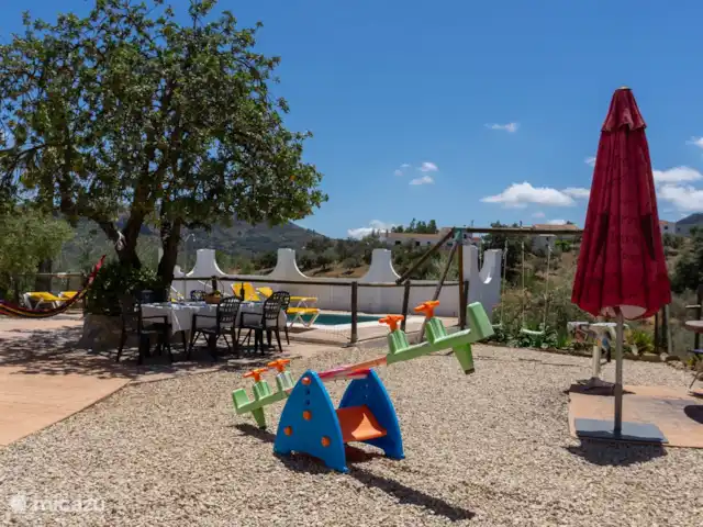 La Casita del Garrobo en España, Costa del Sol, Comares - casa rural / cabaña Amplio patio para la diversión de los pequeños junto a la barbacoa.
