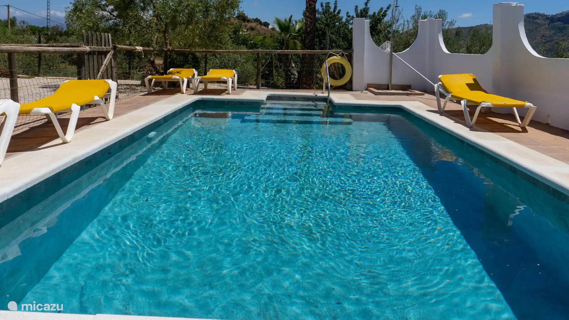 Kristallklares und sicheres Becken für die Kleinen, eingezäunt mit einem Schlüssel und einfachem Zugang dank des Geländers am Eingang.