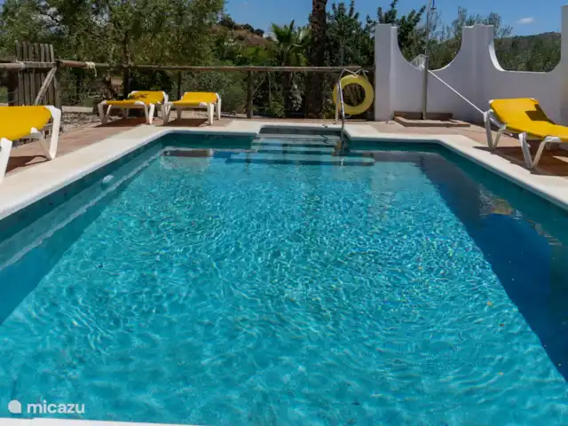 La Casita del Garrobo en España, Costa del Sol, Comares - casa rural / cabaña Piscina cristalina y segura para los más pequeños, vallada con llave y fácil acceso gracias a la barandilla en la entrada.