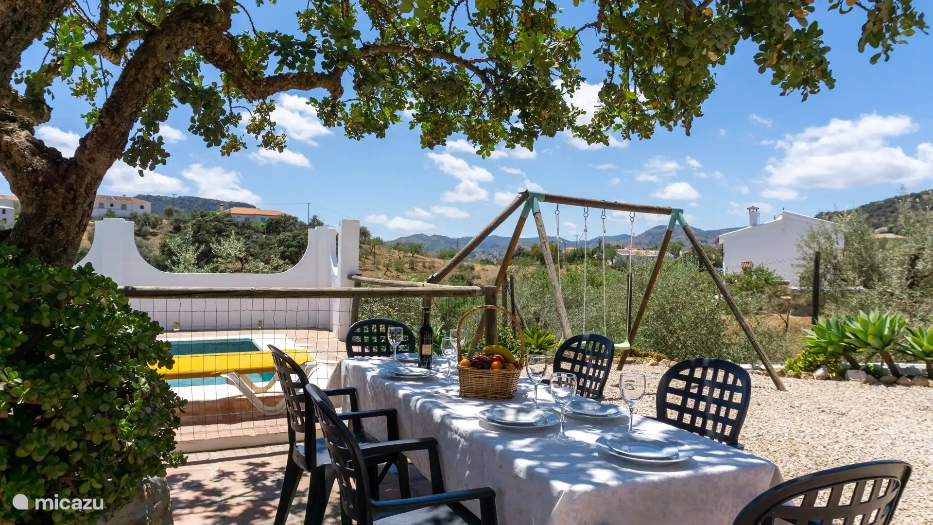 Freizeitbereich im Freien, wo Sie gutes Essen genießen, zur Sicherheit der Kinder ruhig sein und sich mit der Umgebung entspannen können.