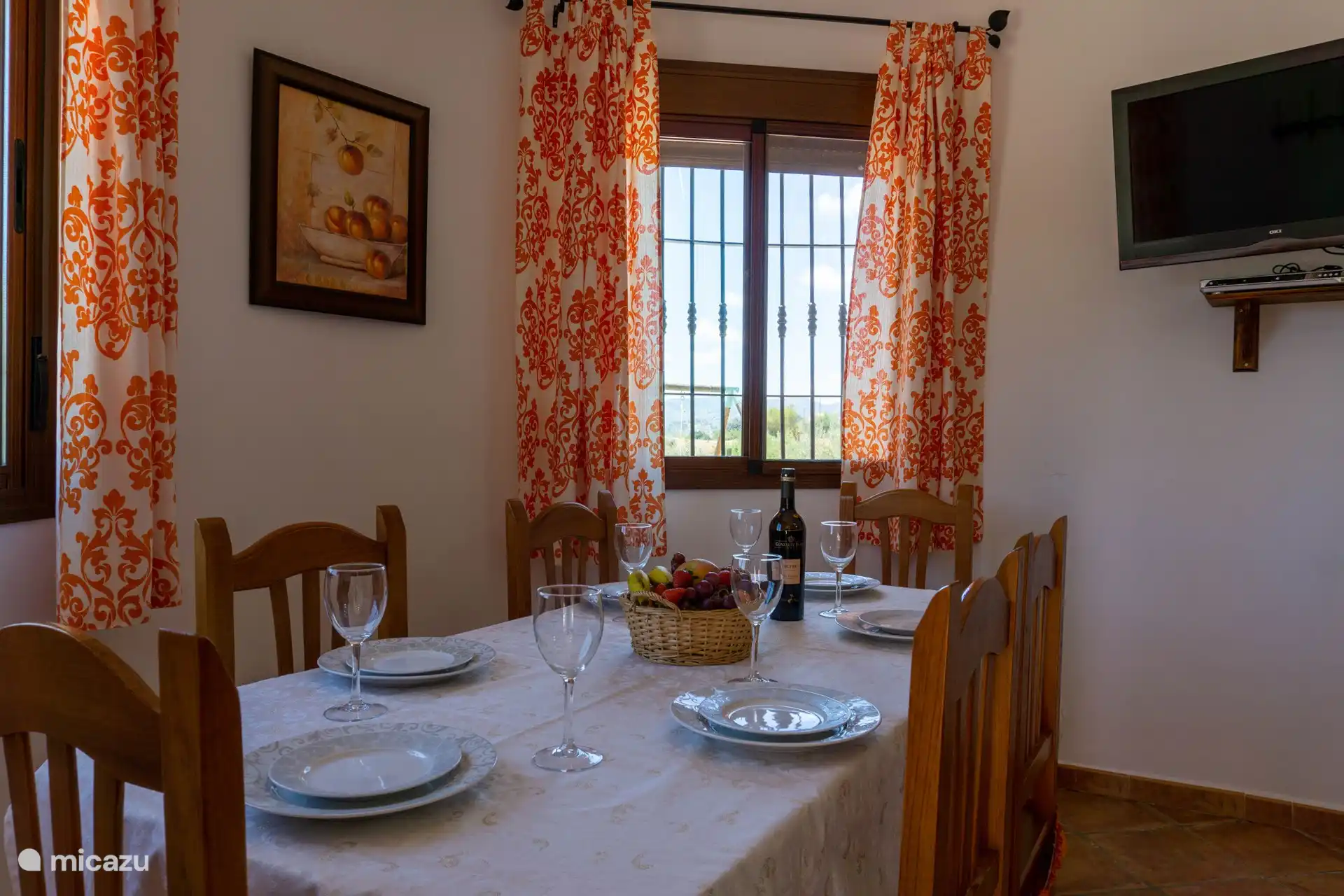 Essbereich mit vielen Annehmlichkeiten, um das Innere des Hauses mit der Familie zu genießen.