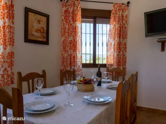 La Casita del Garrobo en España, Costa del Sol, Comares - casa rural / cabaña Zona de comedor con muchas comodidades para disfrutar el interior de la casa en familia.