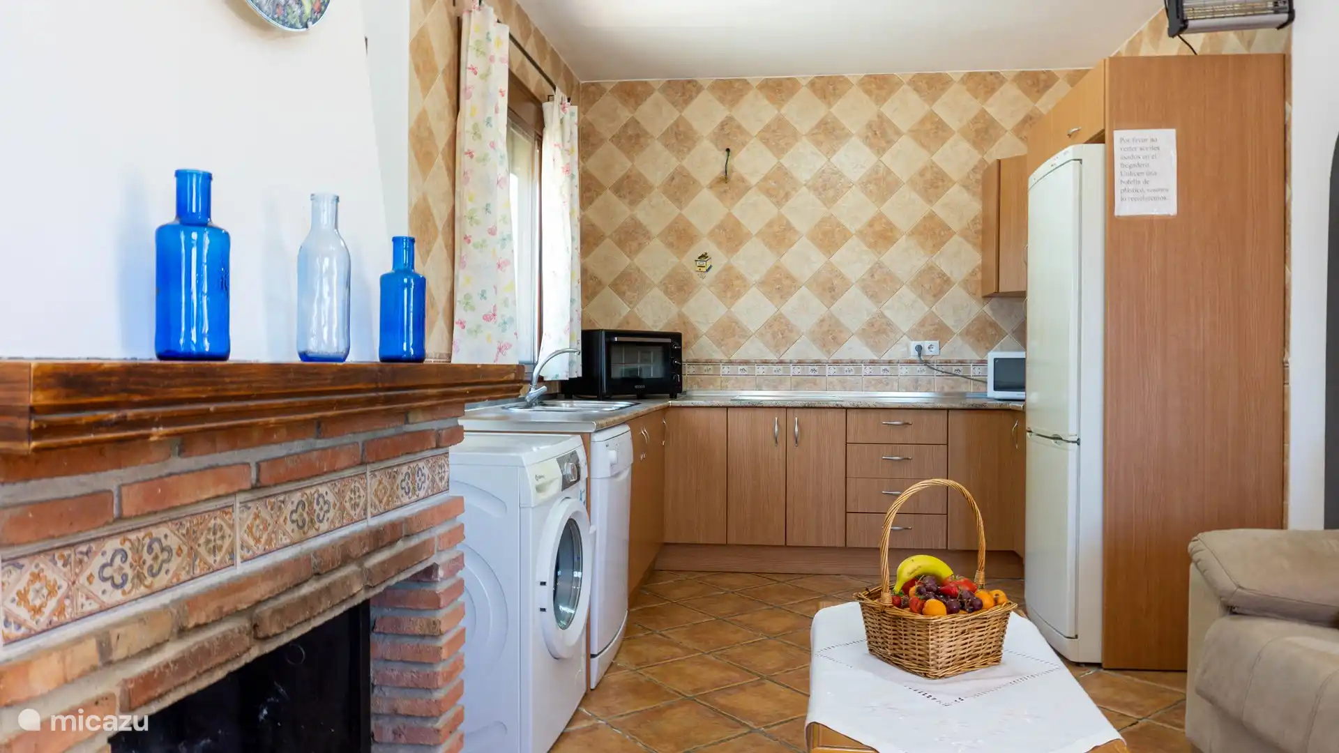 Gesamtansicht der Küche vom Wohnzimmer mit Kamin, die wir an kalten Tagen so sehr genossen haben.