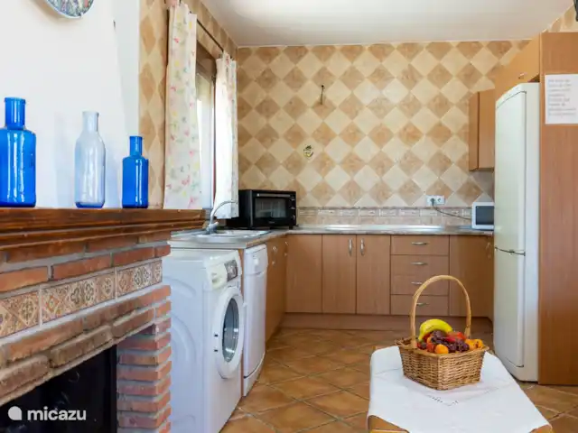 La Casita del Garrobo en España, Costa del Sol, Comares - casa rural / cabaña Vista general de la cocina desde el salón con chimenea que tanto disfrutamos los días fríos.