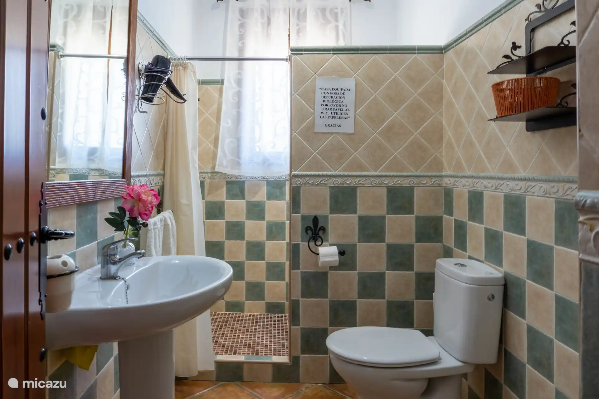 Lichtdurchflutetes Badezimmer mit lichtdurchlässigen Fenstern, die Sie genießen können, ohne auf Privatsphäre verzichten zu müssen.