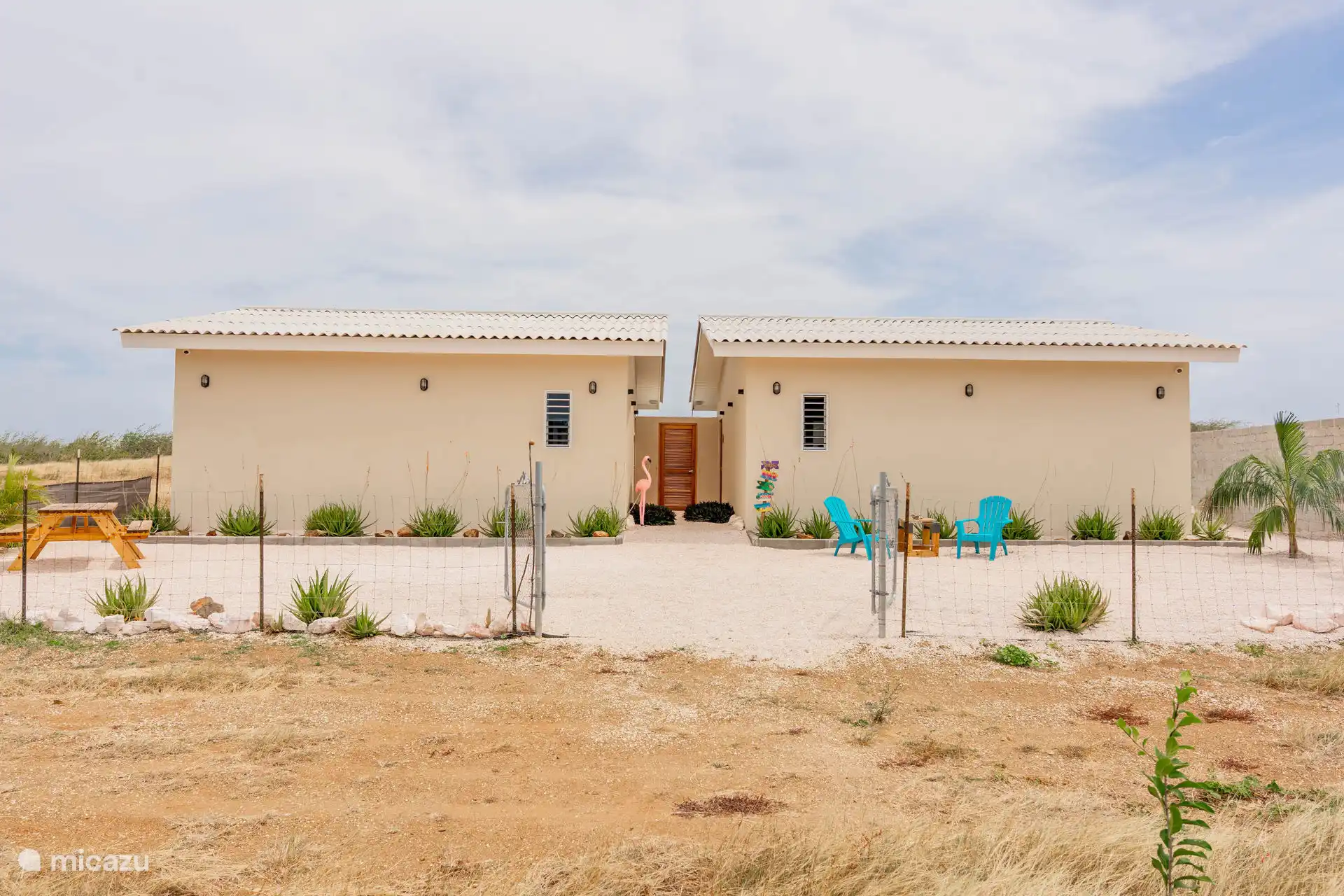 Frente a las cabañas