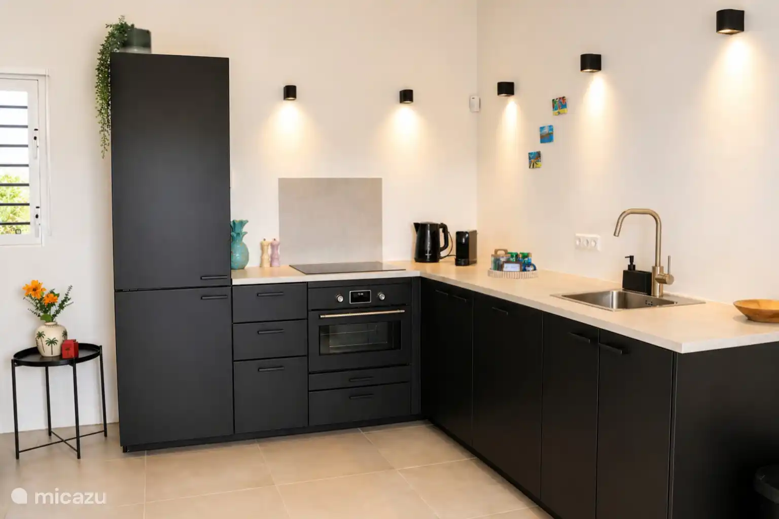 La cuisine entièrement équipée.
Il y a une machine à café Krups