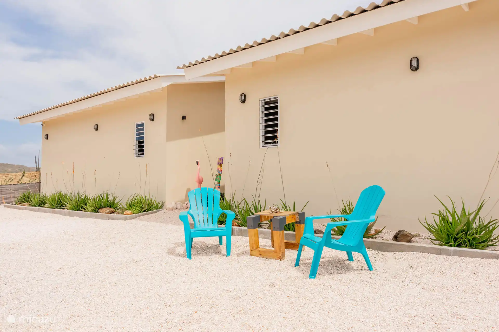 En la parte delantera hay un agradable asiento contra el viento