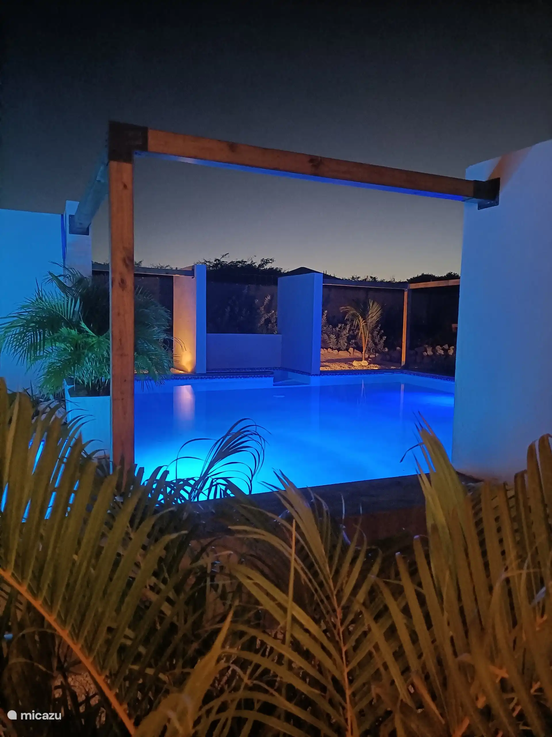 Piscina por la noche