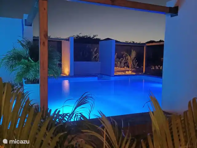 Location de Vacances Curaçao, Banda Abou (ouest), Hofi Abou, maison de vacances - Bunitesa di bida - Kas Chogogo piscine le soir