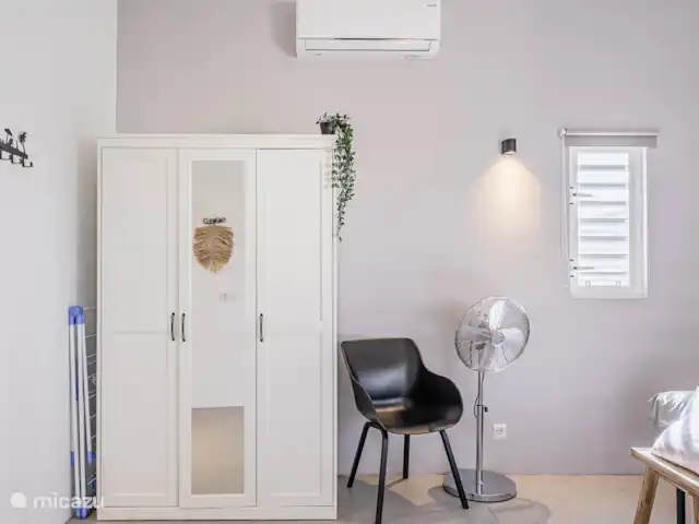 Location de Vacances Curaçao, Banda Abou (ouest), Hofi Abou, maison de vacances - Bunitesa di bida - Kas Chogogo Chambre avec climatisation, ventilateur mobile et il y a un placard spacieux