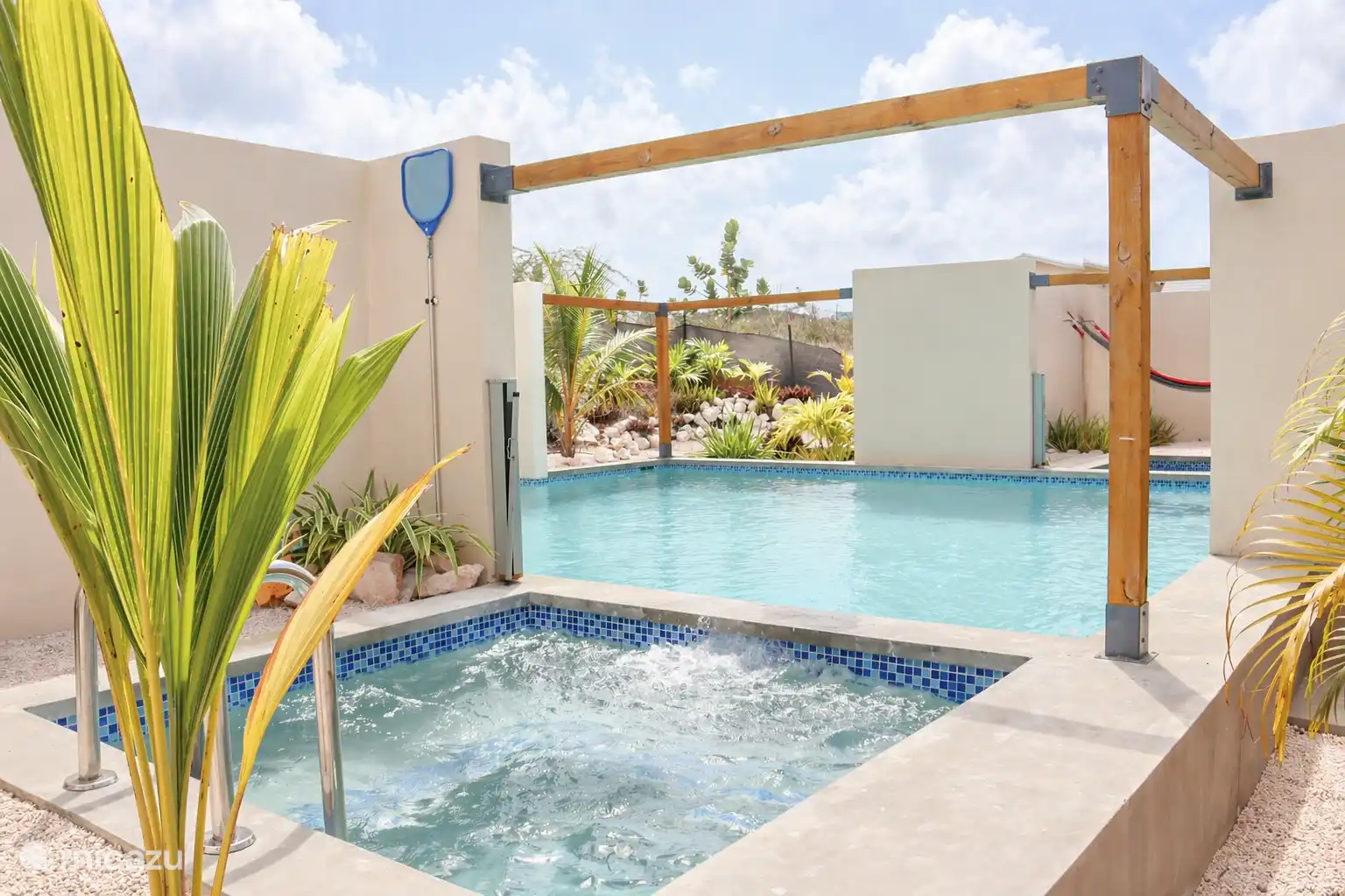 La piscine avec jacuzzi privé.