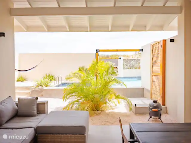 Location de Vacances Curaçao, Banda Abou (ouest), Hofi Abou, maison de vacances - Bunitesa di bida - Kas Chogogo De votre terrasse vous avez une vue sur le jardin, un BBQ est à disposition