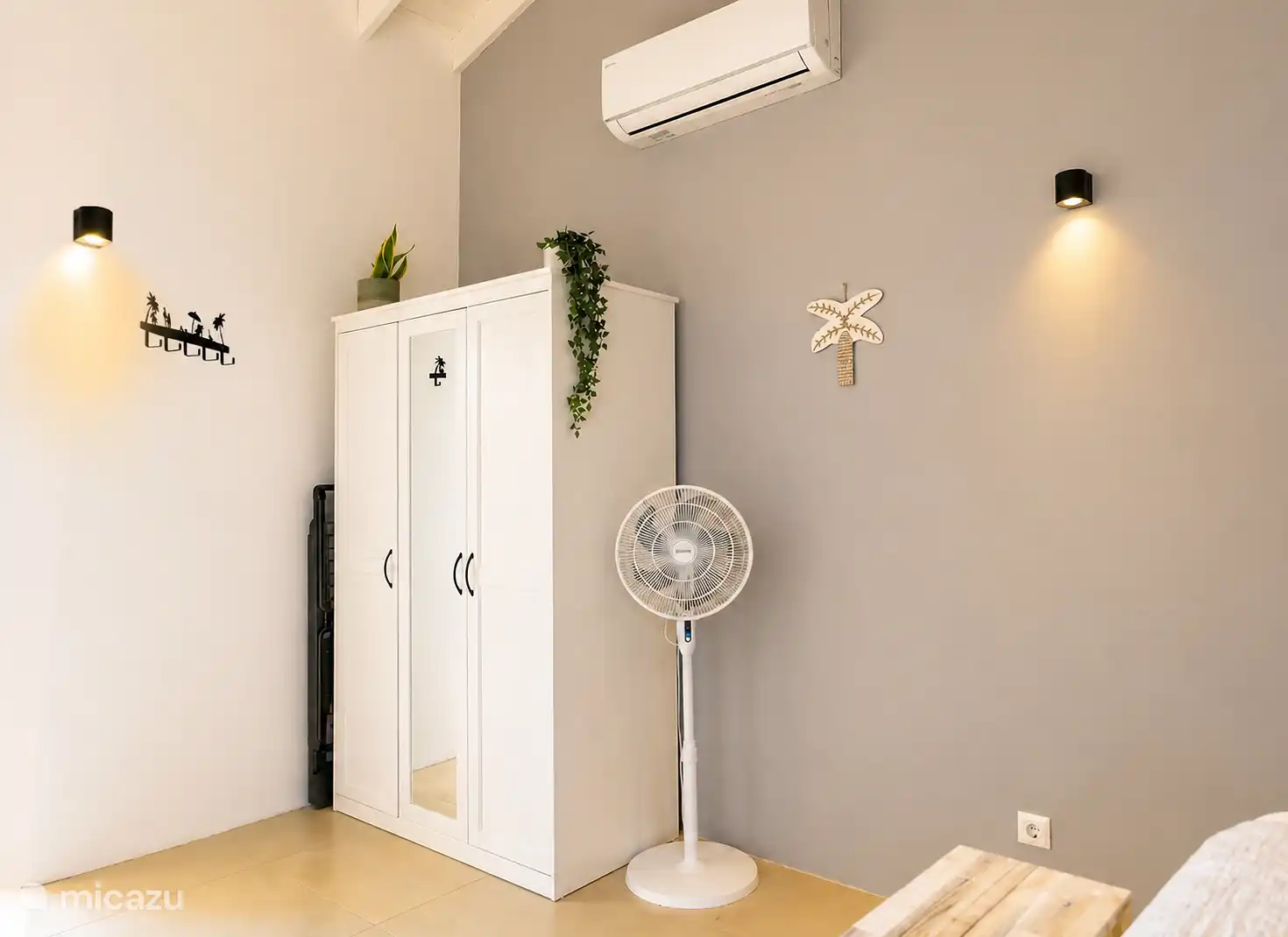 Dans la chambre, il y a une climatisation, un ventilateur mobile, un dresseur et un séchoir.
