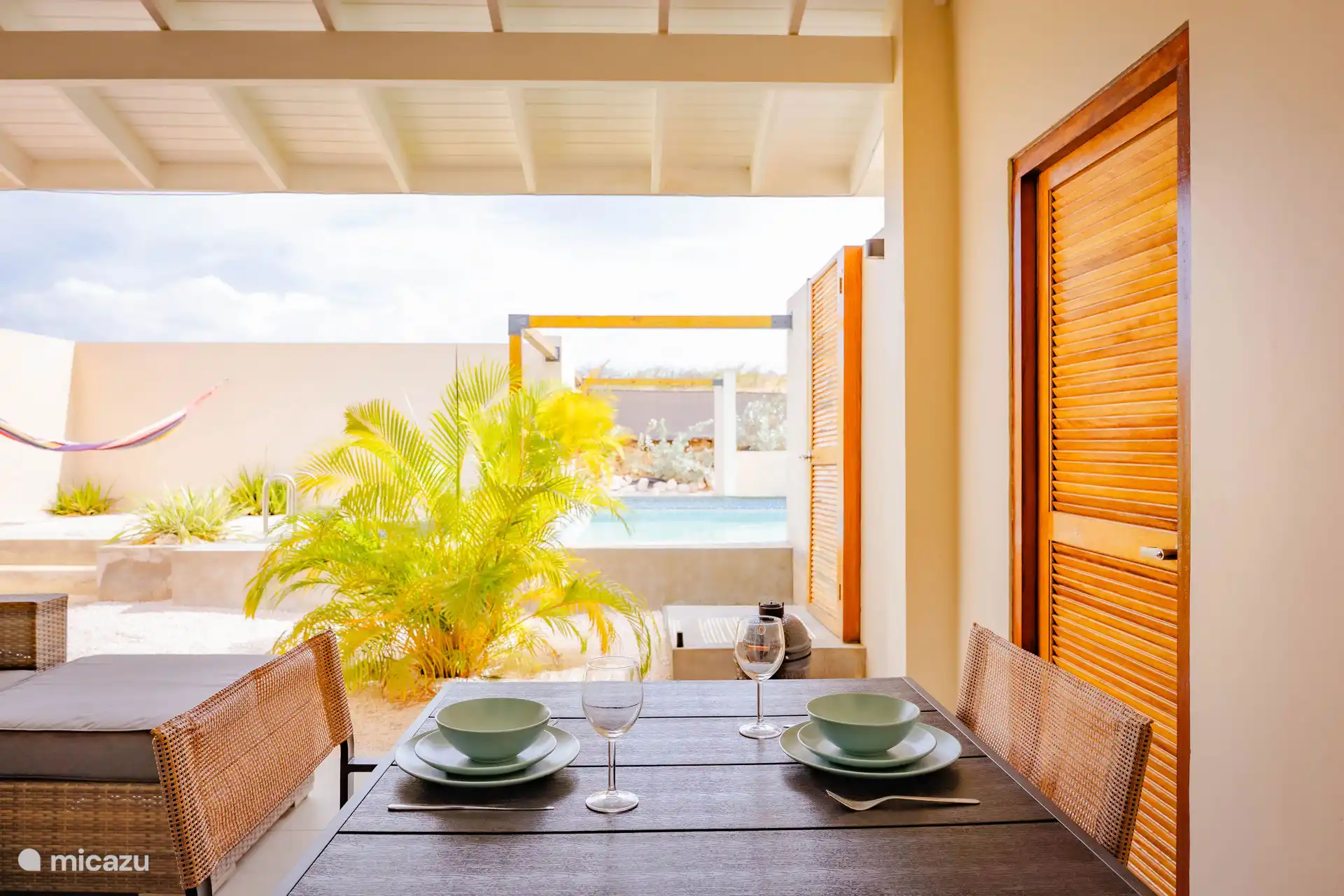 Terraza con vistas al jardín con piscina que compartes con hasta 3 huéspedes más