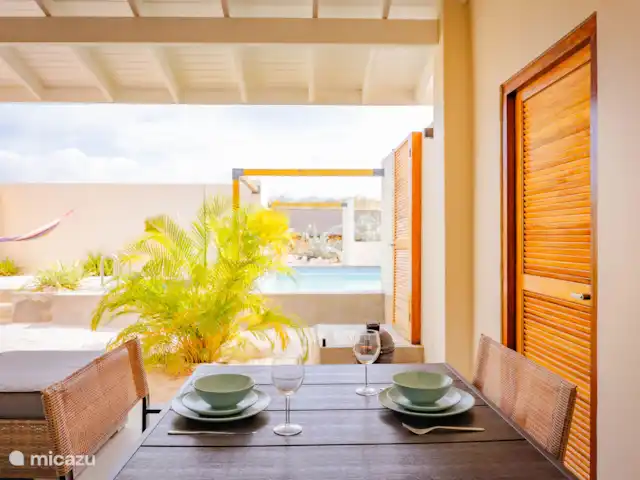 Location de Vacances Curaçao, Banda Abou (ouest), Hofi Abou, maison de vacances - Bunitesa di bida - Kas Chogogo Terrasse donnant sur le jardin avec piscine que vous partagez avec jusqu’à 3 autres personnes