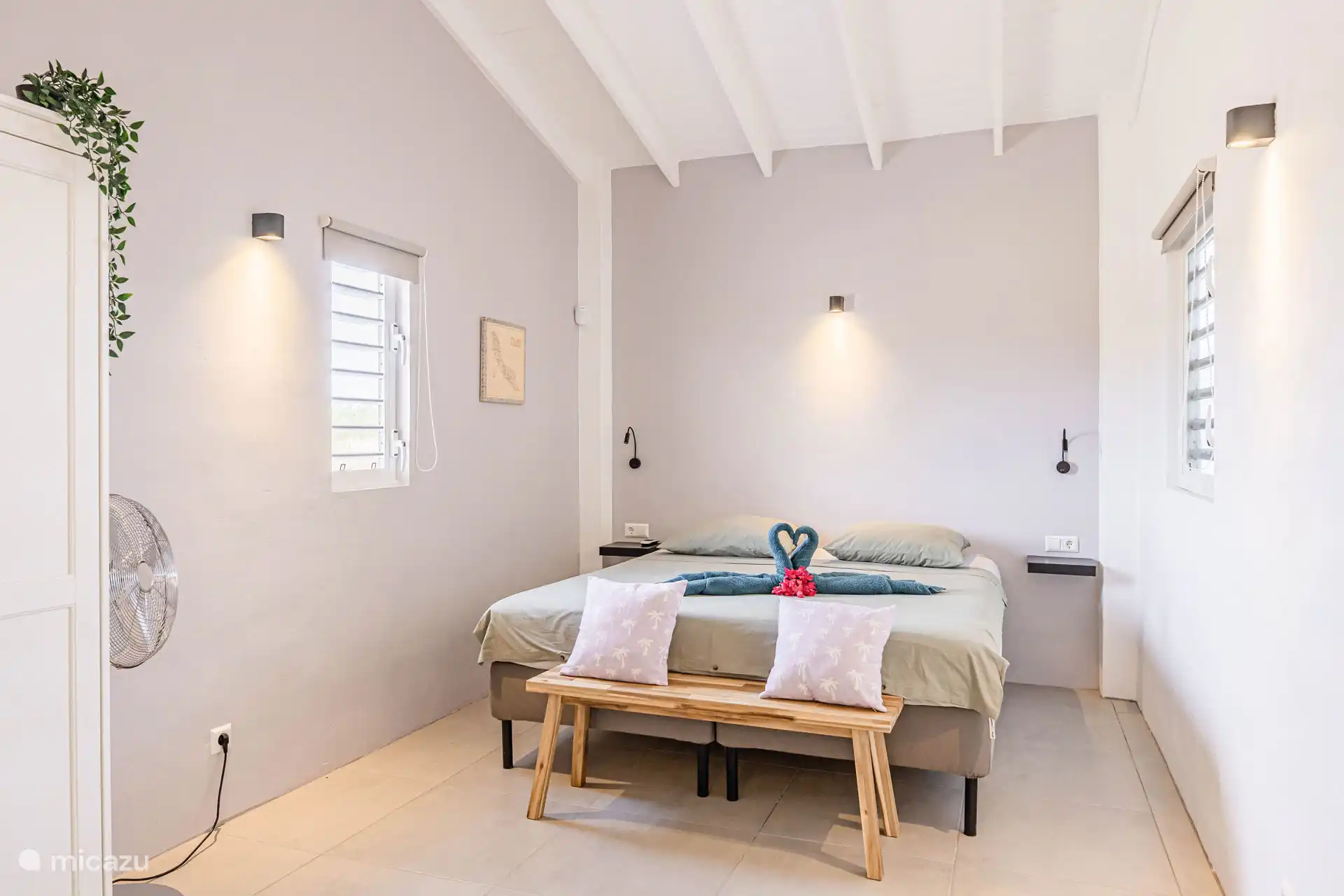 Dormitorio con aire acondicionado y ventilador móvil