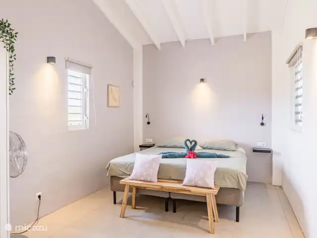 Location de Vacances Curaçao, Banda Abou (ouest), Hofi Abou, maison de vacances - Bunitesa di bida - Kas Chogogo Chambre avec climatisation et ventilateur mobile