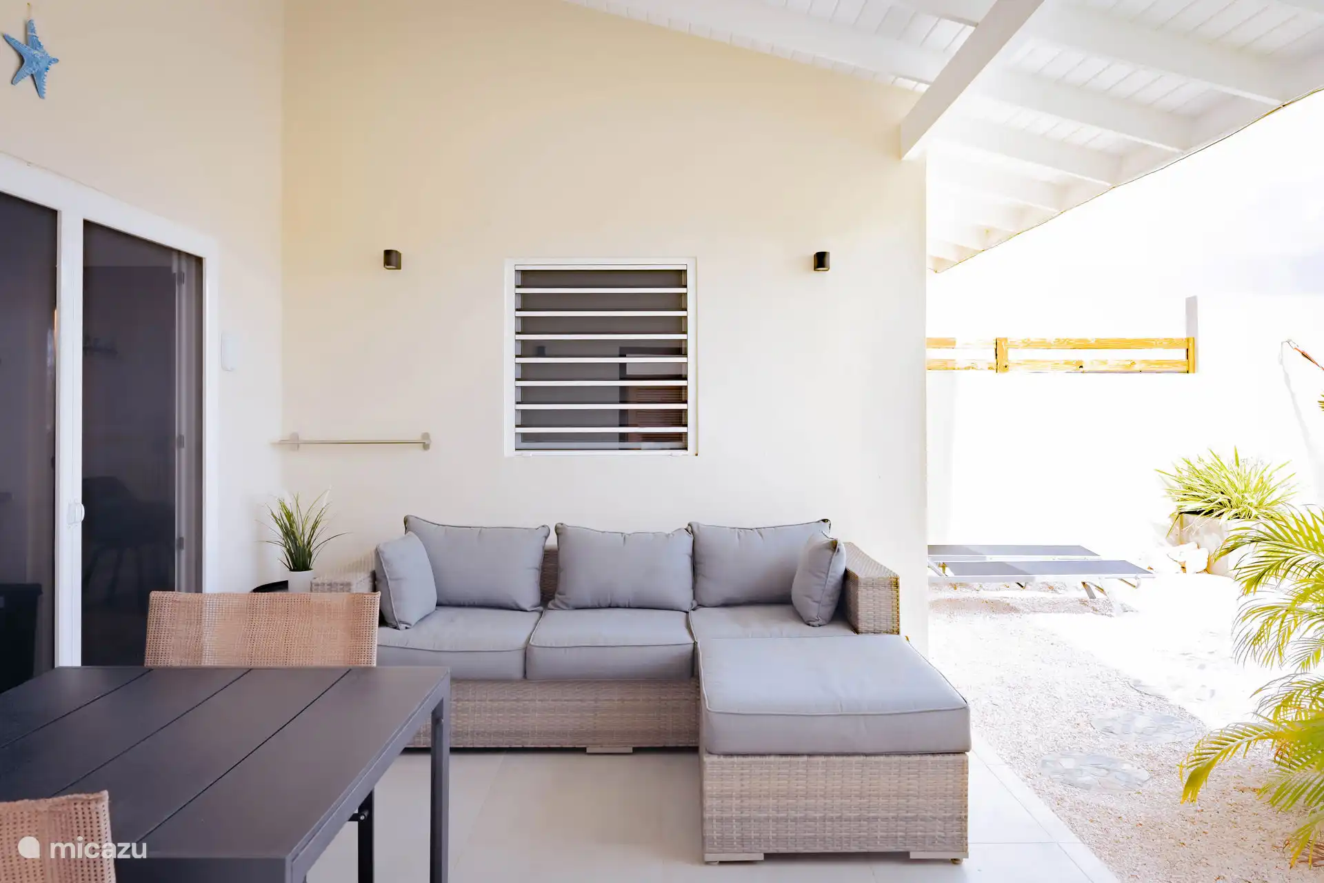 Porche con sofá y mesa