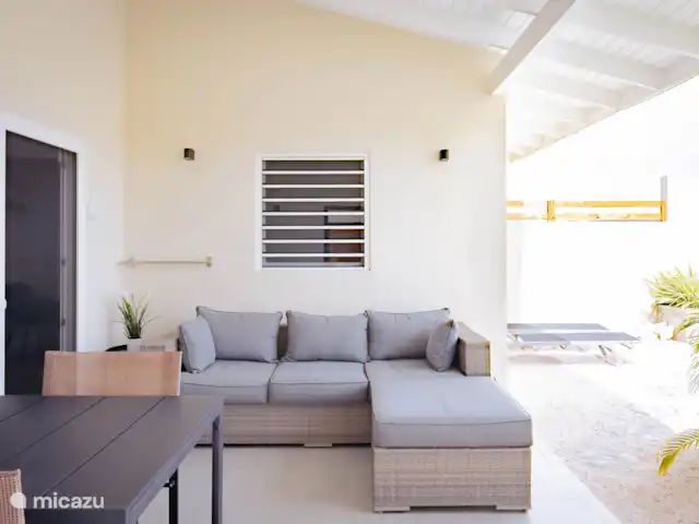 Location de Vacances Curaçao, Banda Abou (ouest), Hofi Abou, maison de vacances - Bunitesa di bida - Kas Chogogo Véranda avec canapé et table de salon