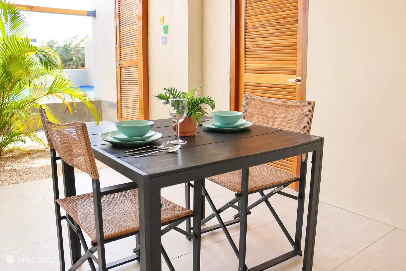 La table avec les chaises sur le porche