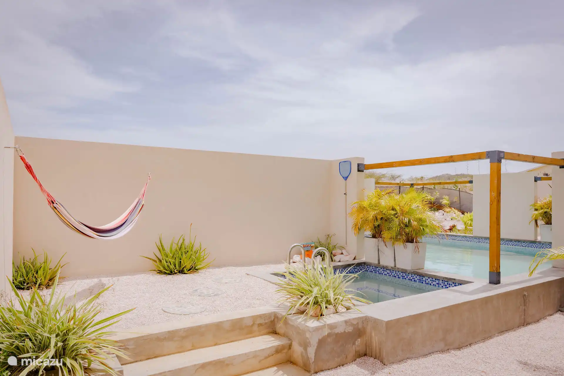 Una hamaca, jacuzzi con calefacción solar y burbujas y la piscina que compartes con hasta 3 huéspedes más.