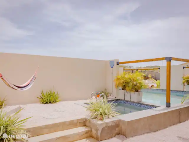 Location de Vacances Curaçao, Banda Abou (ouest), Hofi Abou, maison de vacances - Bunitesa di bida - Kas Chogogo Un hamac, un jacuzzi à chauffage solaire avec des bulles et la piscine que vous partagez avec jusqu’à 3 autres personnes.