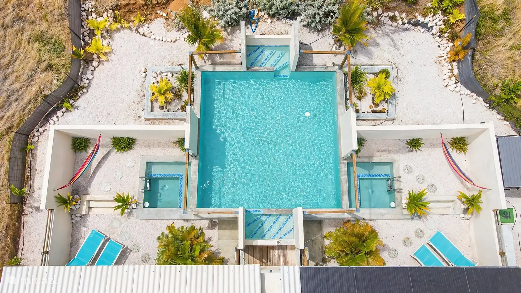 La piscine et le jardin avec jacuzzi privé depuis le dessus